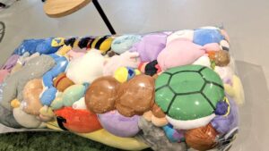 ポケモンファン激怒！万博「ぬいぐるみベンチ」問題を徹底解説