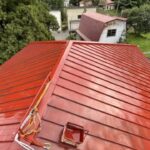 屋根貼り付け作業中の落下事故、下に居た人も巻き込まれた！？