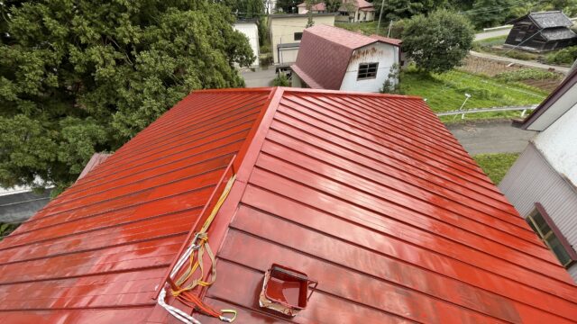 屋根貼り付け作業中の落下事故、下に居た人も巻き込まれた！？