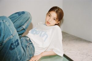 【朗報】出口夏希、映画終わりにミニスカ姿で登場！美女すぎるって・・・