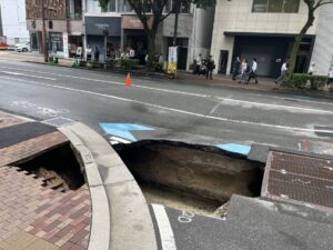 福岡・今泉の国体道路が陥没 目撃者「穴がどんどん広がった」…市長が対応を語る
