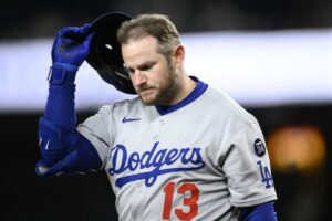 マンシー負傷交代に球場騒然…ド軍サヨナラ勝利の陰で起きた“膝直撃”の悲劇