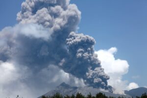桜島が再び噴火…噴煙3000mの異常事態に「またか」「慣れが怖い」と不安の声も