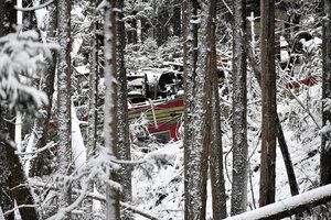 北日本を襲う記録的猛吹雪　秋田列車脱線と被災地が直面する二重の試練