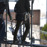 川崎・扇島でクレーン崩落事故発生　5人落下の背景にある“足場と重り”の致命的リスクを解説します