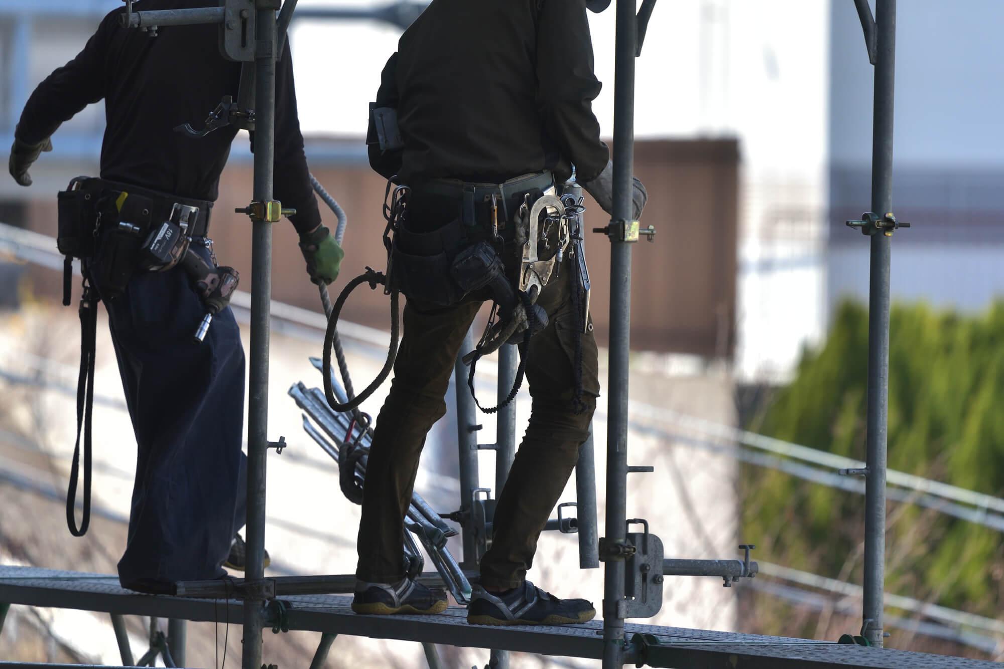 川崎・扇島でクレーン崩落事故発生　5人落下の背景にある“足場と重り”の致命的リスクを解説します