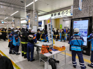 JR東海道線が約2時間半ストップ…車内でスプレー散布、1歳女児含む家族搬送の衝撃